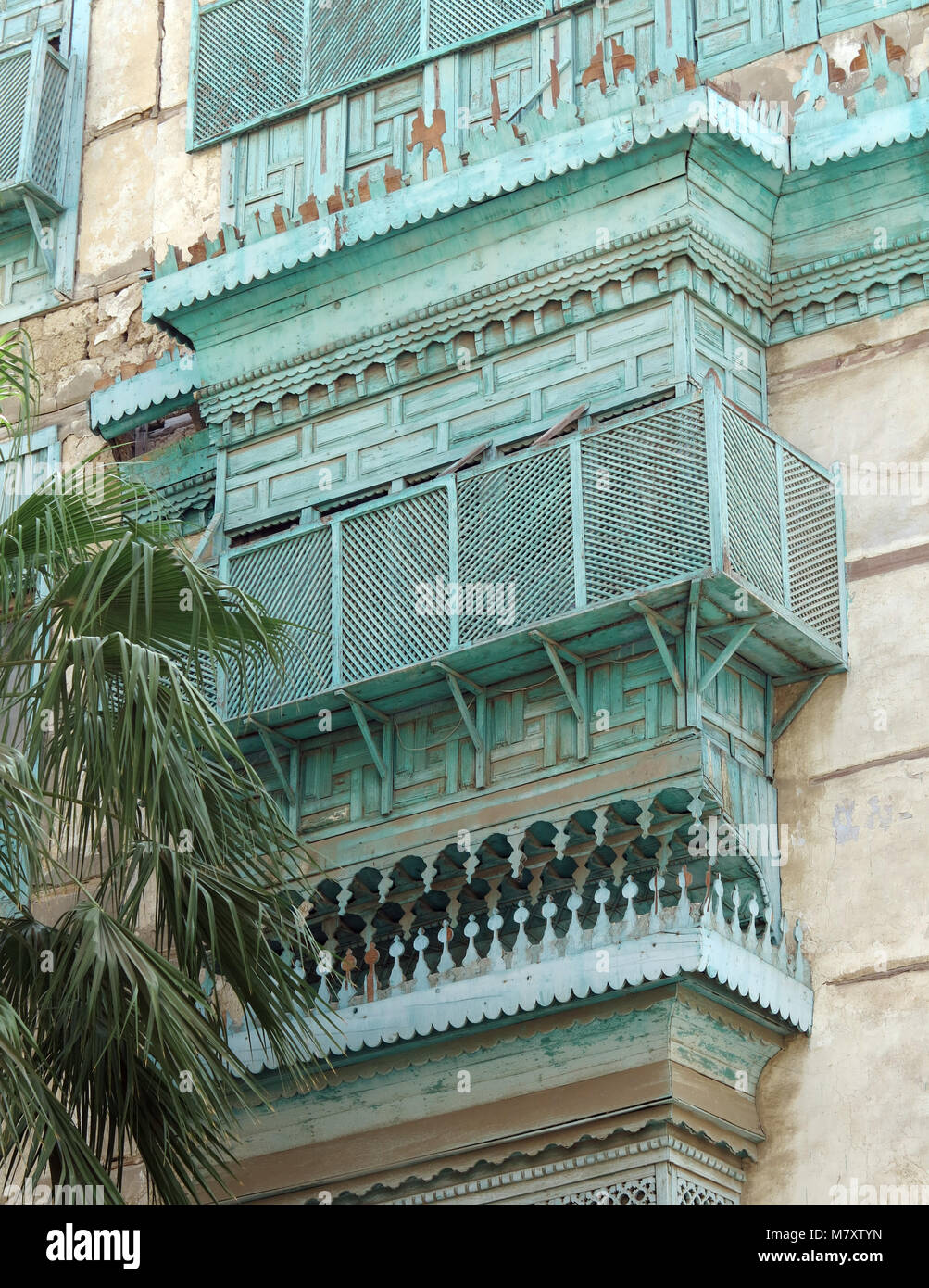 La vita di strada, architettura e sorprendete le vecchie case in legno con finestre a bovindo e mashrabya in Al Balad, Jeddah, Arabia Saudita Foto Stock