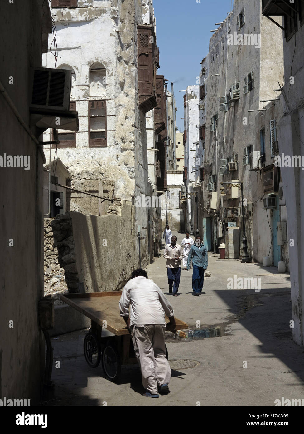 La vita di strada, architettura e sorprendete le vecchie case in legno con finestre a bovindo e mashrabya in Al Balad, Jeddah, Arabia Saudita Foto Stock
