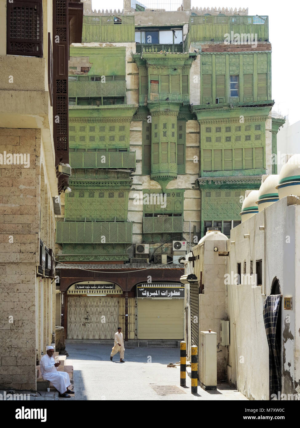 La vita di strada, architettura e sorprendete le vecchie case in legno con finestre a bovindo e mashrabya in Al Balad, Jeddah, Arabia Saudita Foto Stock