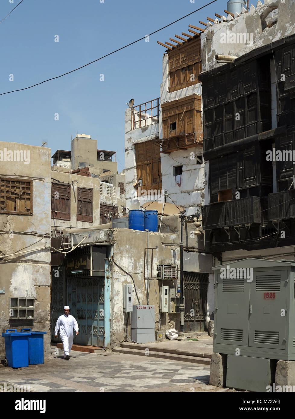 La vita di strada, architettura e sorprendete le vecchie case in legno con finestre a bovindo e mashrabya in Al Balad, Jeddah, Arabia Saudita Foto Stock