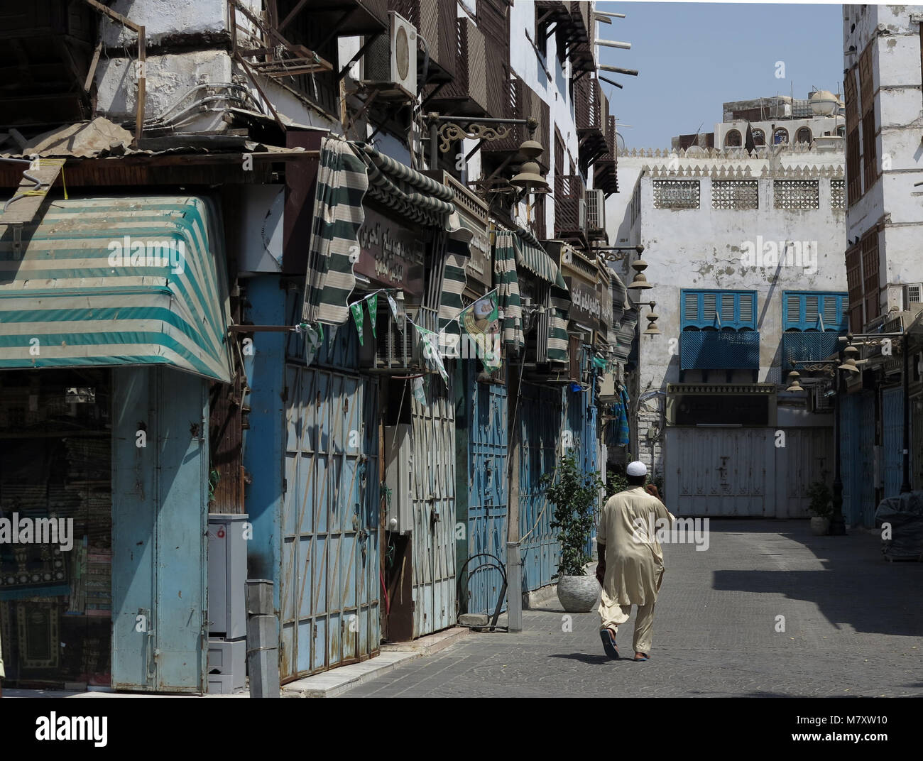 La vita di strada, architettura e sorprendete le vecchie case in legno con finestre a bovindo e mashrabya in Al Balad, Jeddah, Arabia Saudita Foto Stock