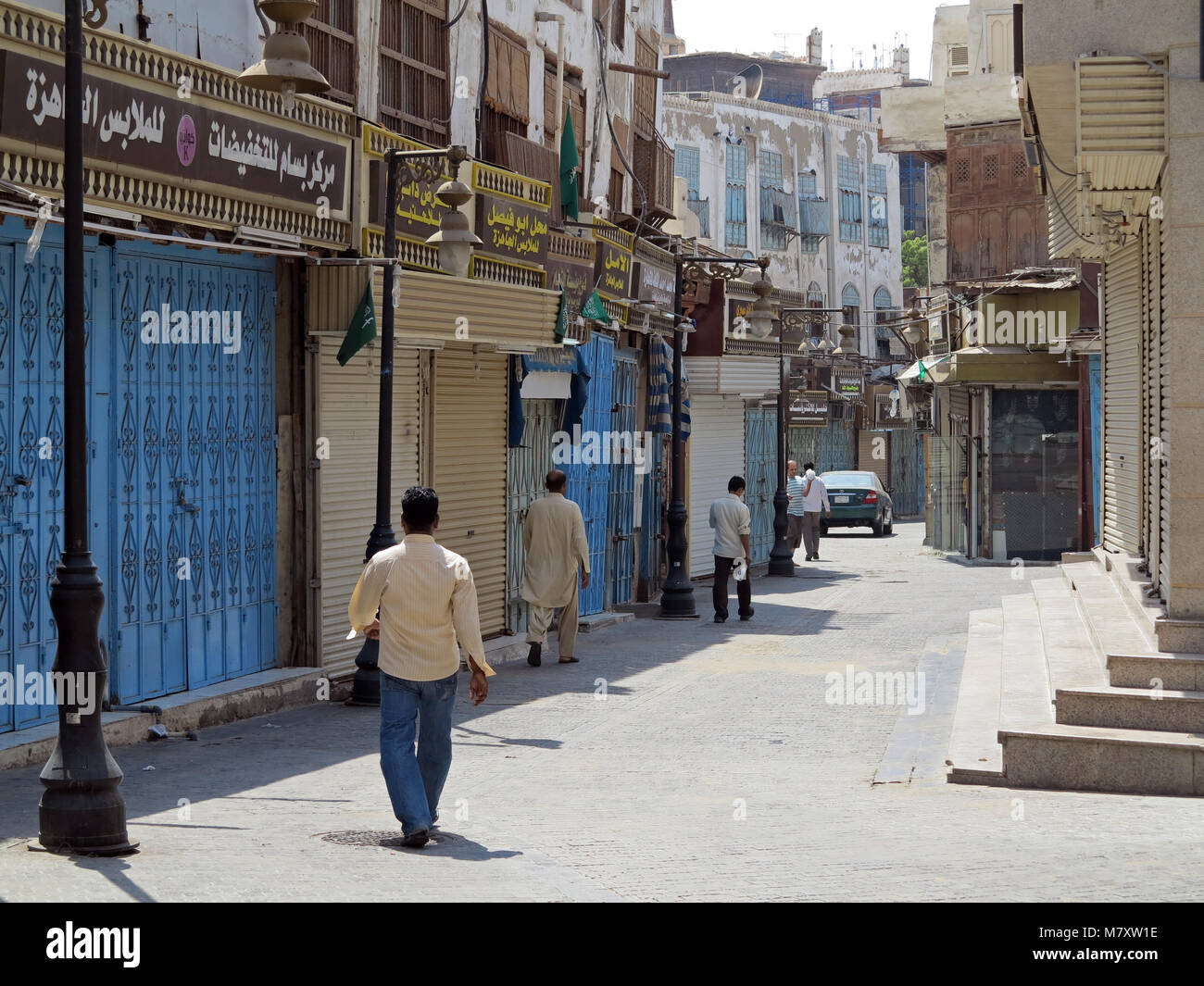 La vita di strada, architettura e sorprendete le vecchie case in legno con finestre a bovindo e mashrabya in Al Balad, Jeddah, Arabia Saudita Foto Stock