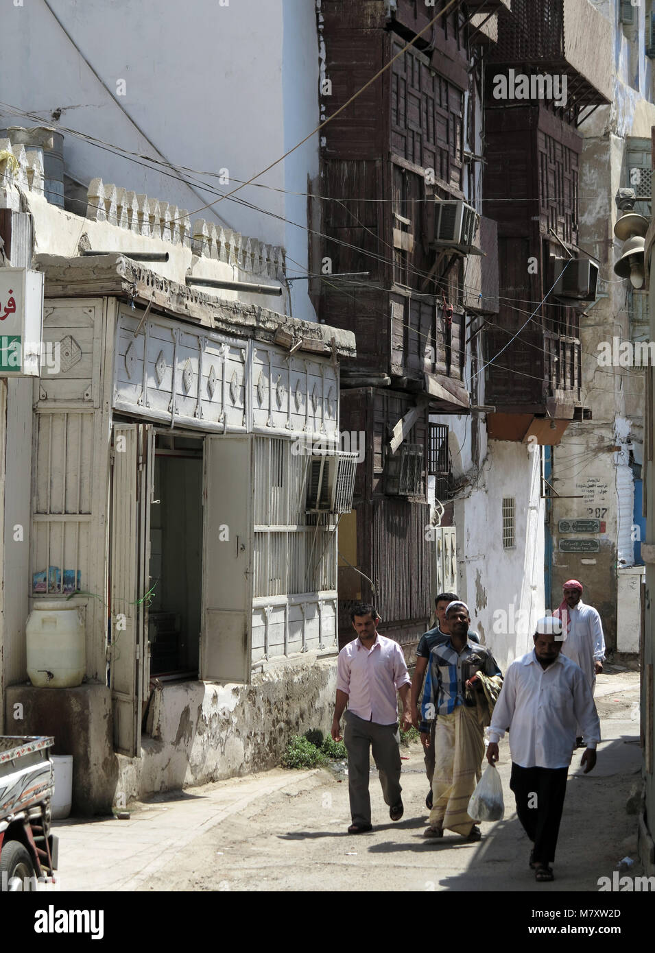 La vita di strada, architettura e sorprendete le vecchie case in legno con finestre a bovindo e mashrabya in Al Balad, Jeddah, Arabia Saudita Foto Stock