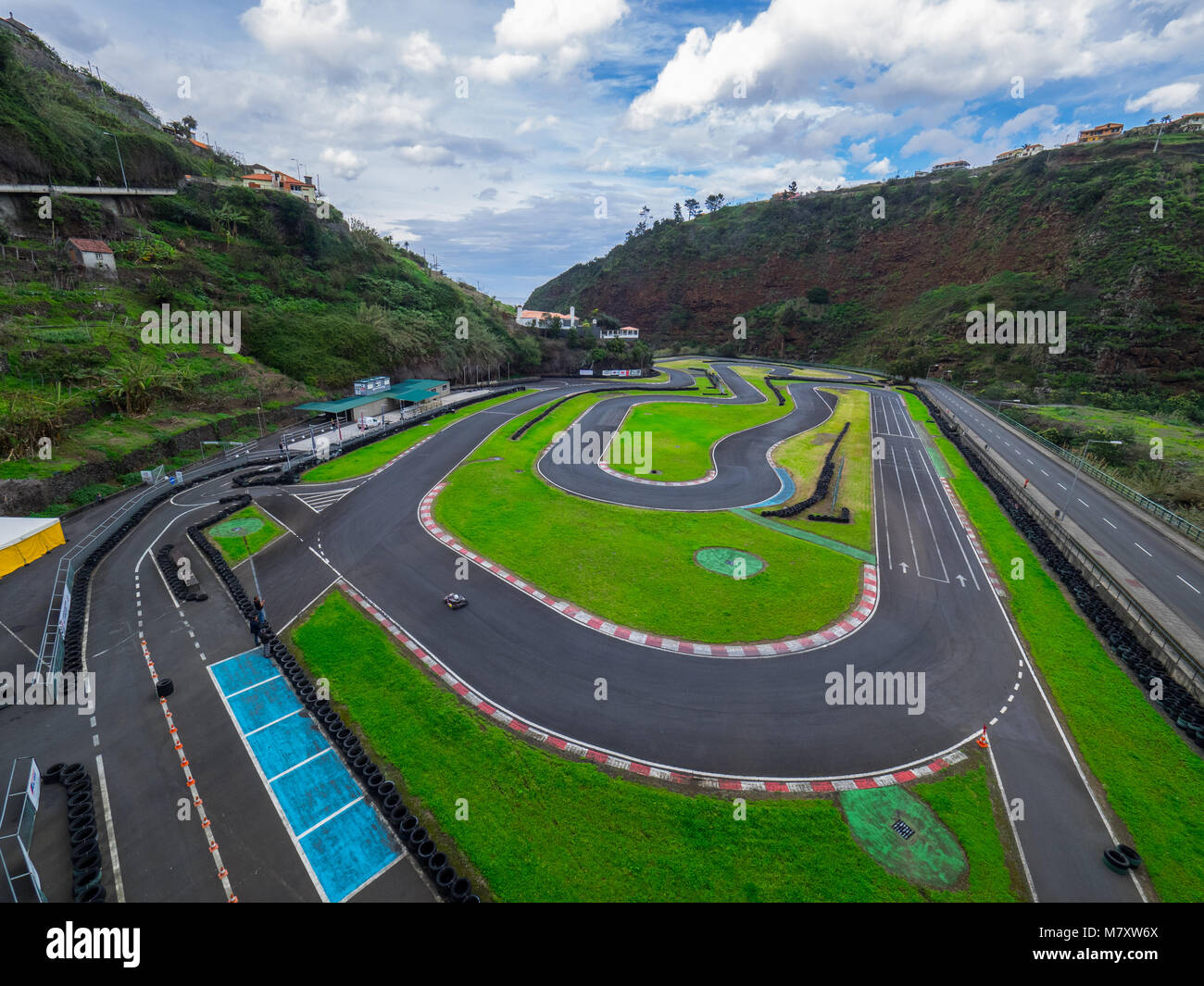 SANTANA,Madeira, Portogallo - 08 Marzo 2018: pista di go-kart visto da sopra fra le montagne e il cielo nuvoloso Foto Stock