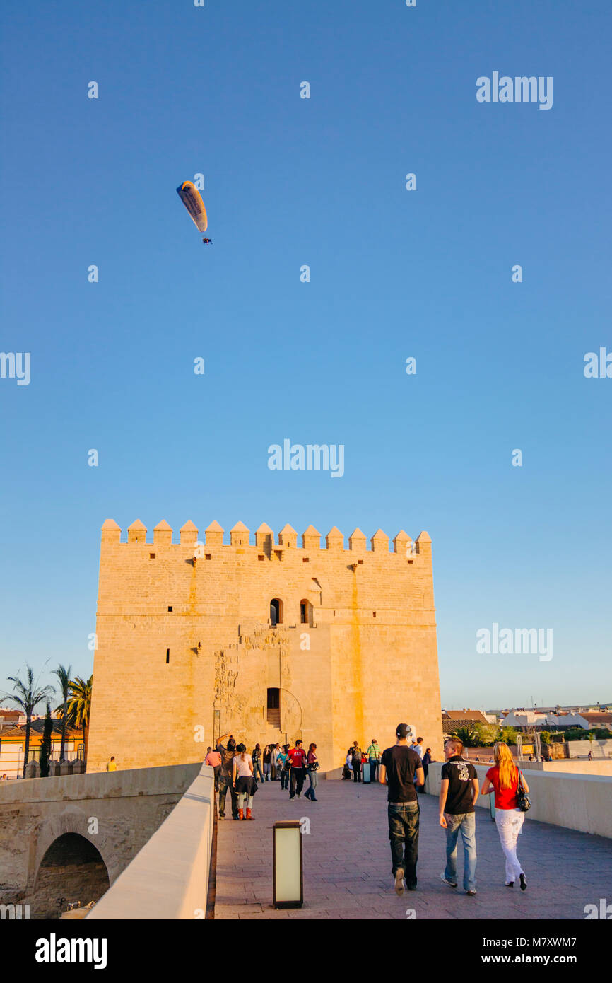 Cordoba, Andalusia, Spagna. Parapendio nel corso del XII secolo torre di Calahorra sul ponte romano e la gente camminare su di esso. Foto Stock