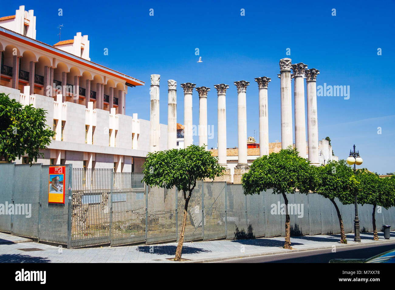 Cordoba, Andalusia, Spagna : resti del tempio romano in Capitulares street, nel centro storico di Cordoba. Foto Stock