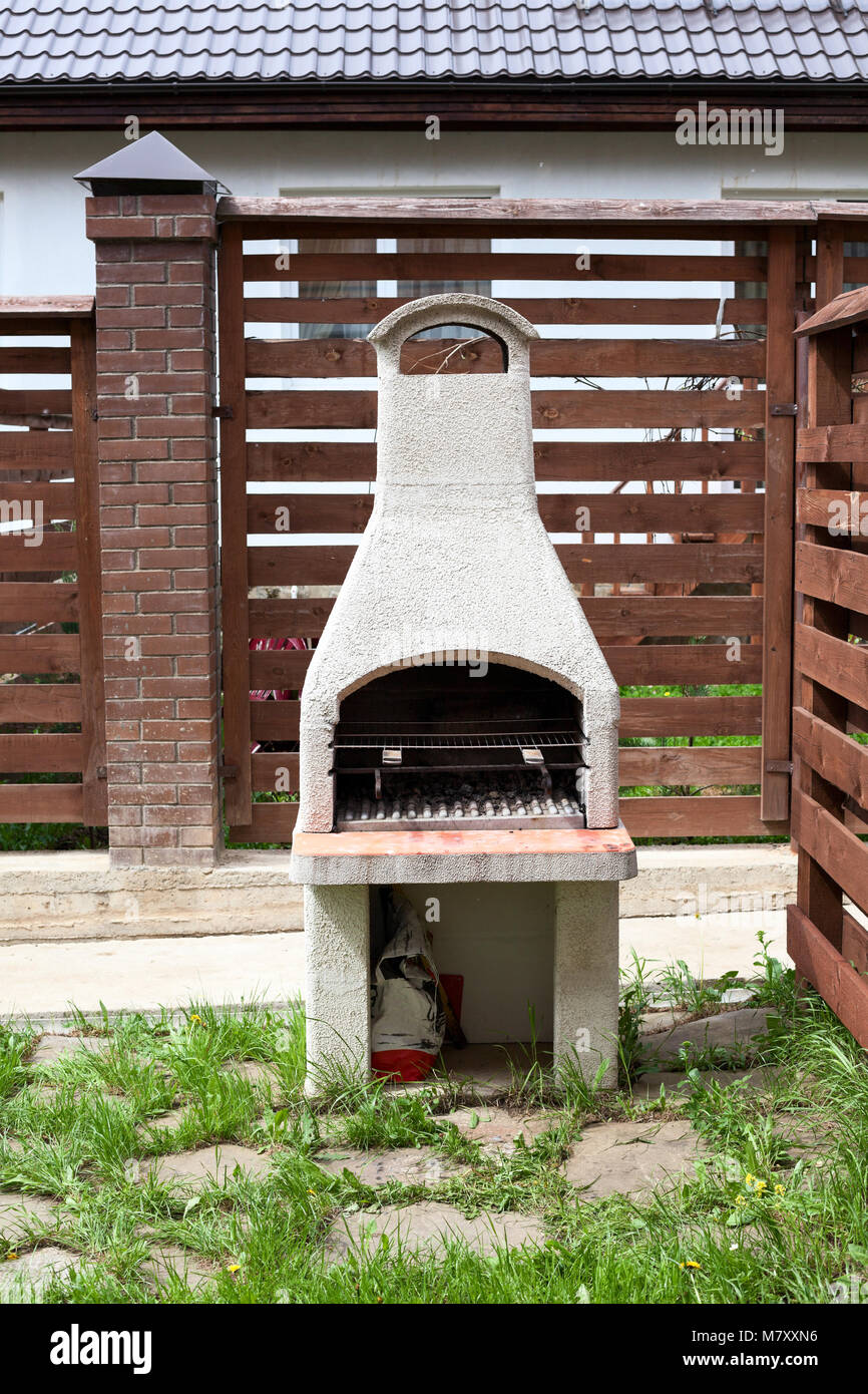 Il giardino di pietra il forno per grill o barbecue è in un cortile sul  retro di casa durante la stagione estiva Foto stock - Alamy