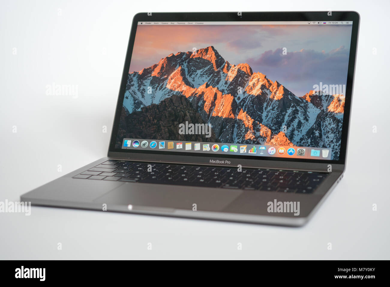 Berlino, Germania - 21 Maggio 2017 : MacBook Pro con MacOS Sierra sfondo  sullo schermo. MacBook Pro retina 15 pollici è stato creato e sviluppato da  un Foto stock - Alamy