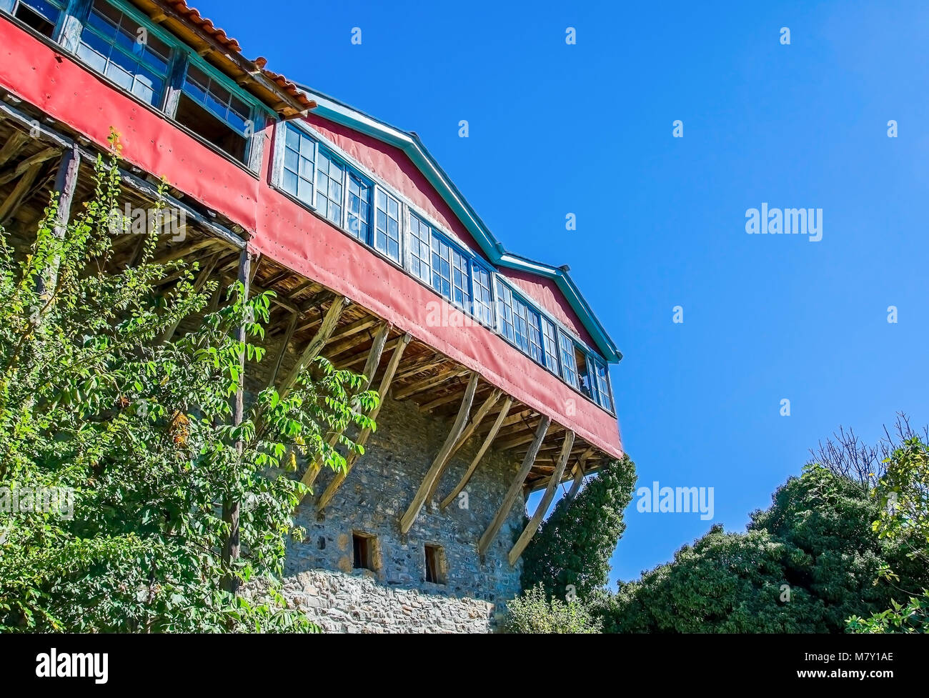 Architettura tradizionale con pavimenti in legno e pareti in pietra e balcone di un monastero greco Foto Stock