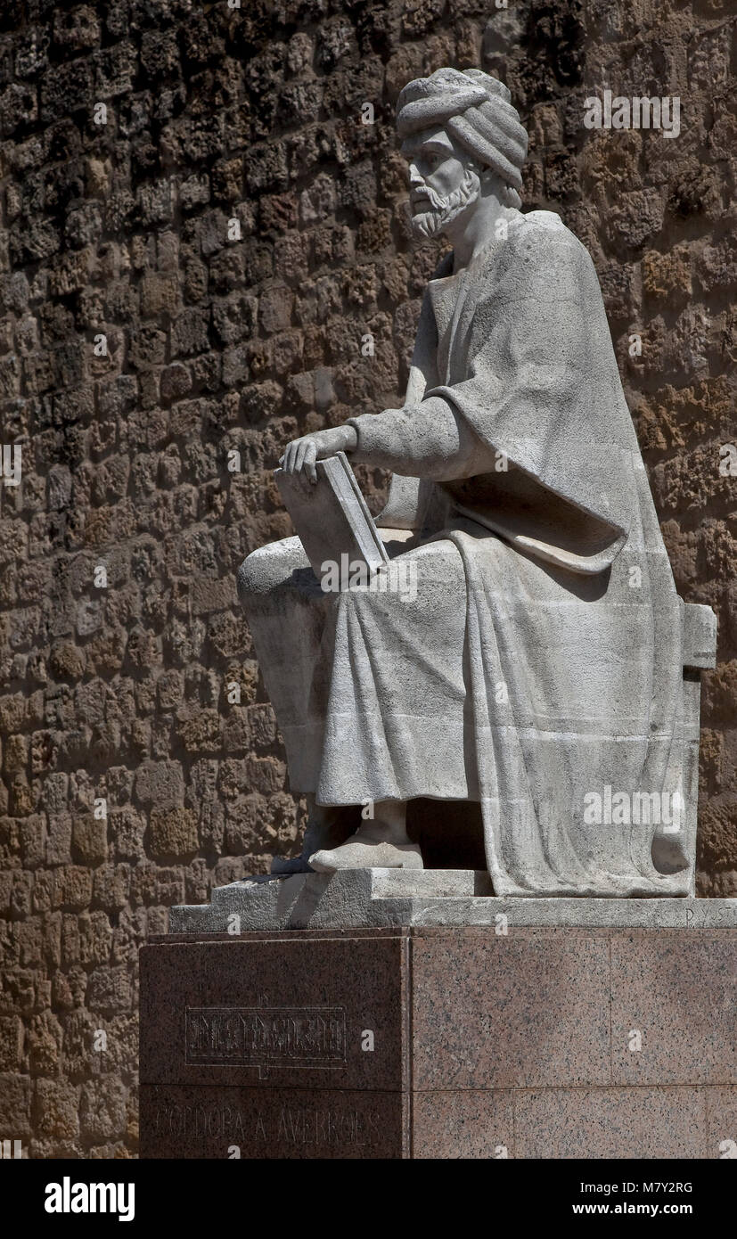 Cordoba, Averroes-Denkmal. Ibn Ruschd. Sitzfigur errichtet 1967 für den a Cordoba geborenen muslimischen Arzt und Philosophen 1126-98 Foto Stock