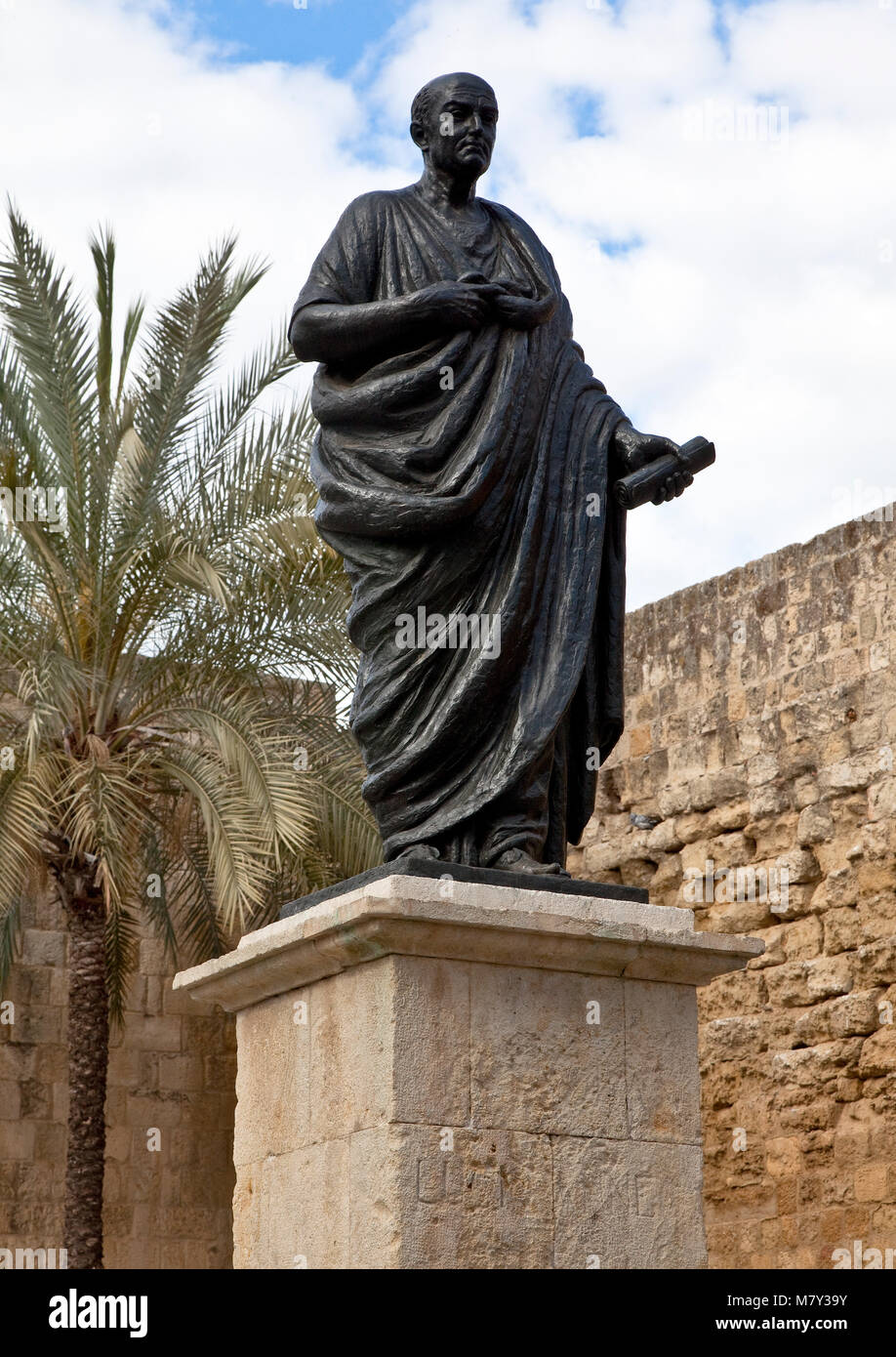 Cordoba, Lucius Annaeus Seneca-Denkmal. Bronzestatue errichtet Mitte des 20. Jh. für den a Cordoba geborenen römischen Philosoph Seneca der Jüngeren Foto Stock