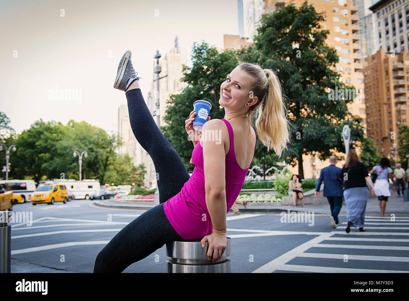 Una donna in abbigliamento allenamento in Columbus Circle. La città di New York. Foto Stock