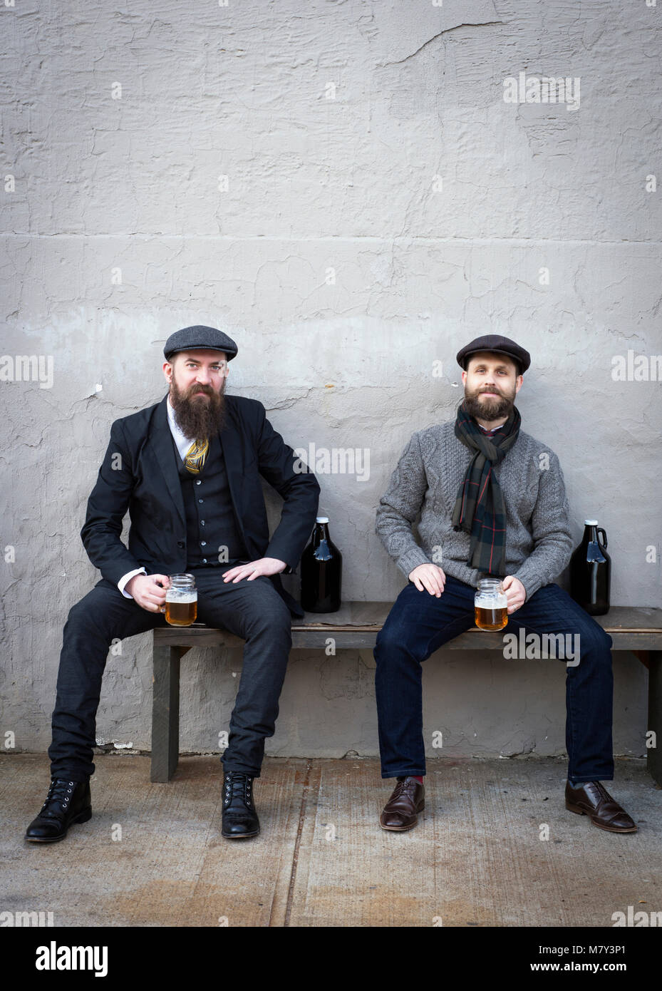 Due uomini seduti fuori a bere birra. Foto Stock