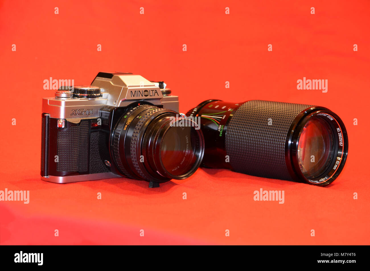 Atene, Grecia - NOV 13-2016: Il film vintage fotocamera Minolta XGM 35mm reflex a obiettivo singolo con cambio automatico e completo controllo manuale dell'esposizione con lente MD Foto Stock