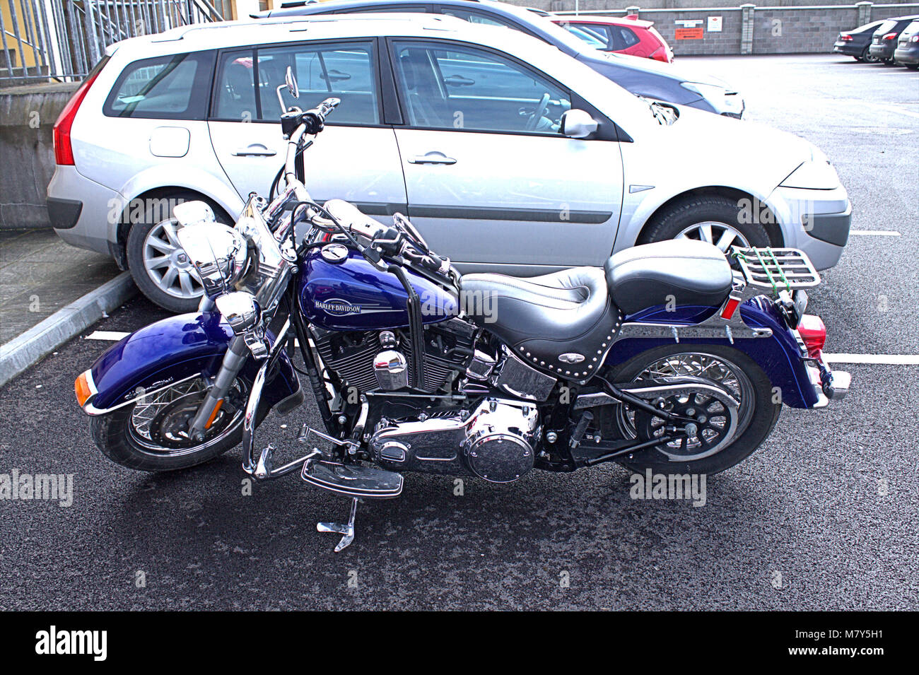 Harley Davidson Moto parcheggiate nel parcheggio auto a Skibbereen, Irlanda. Foto Stock