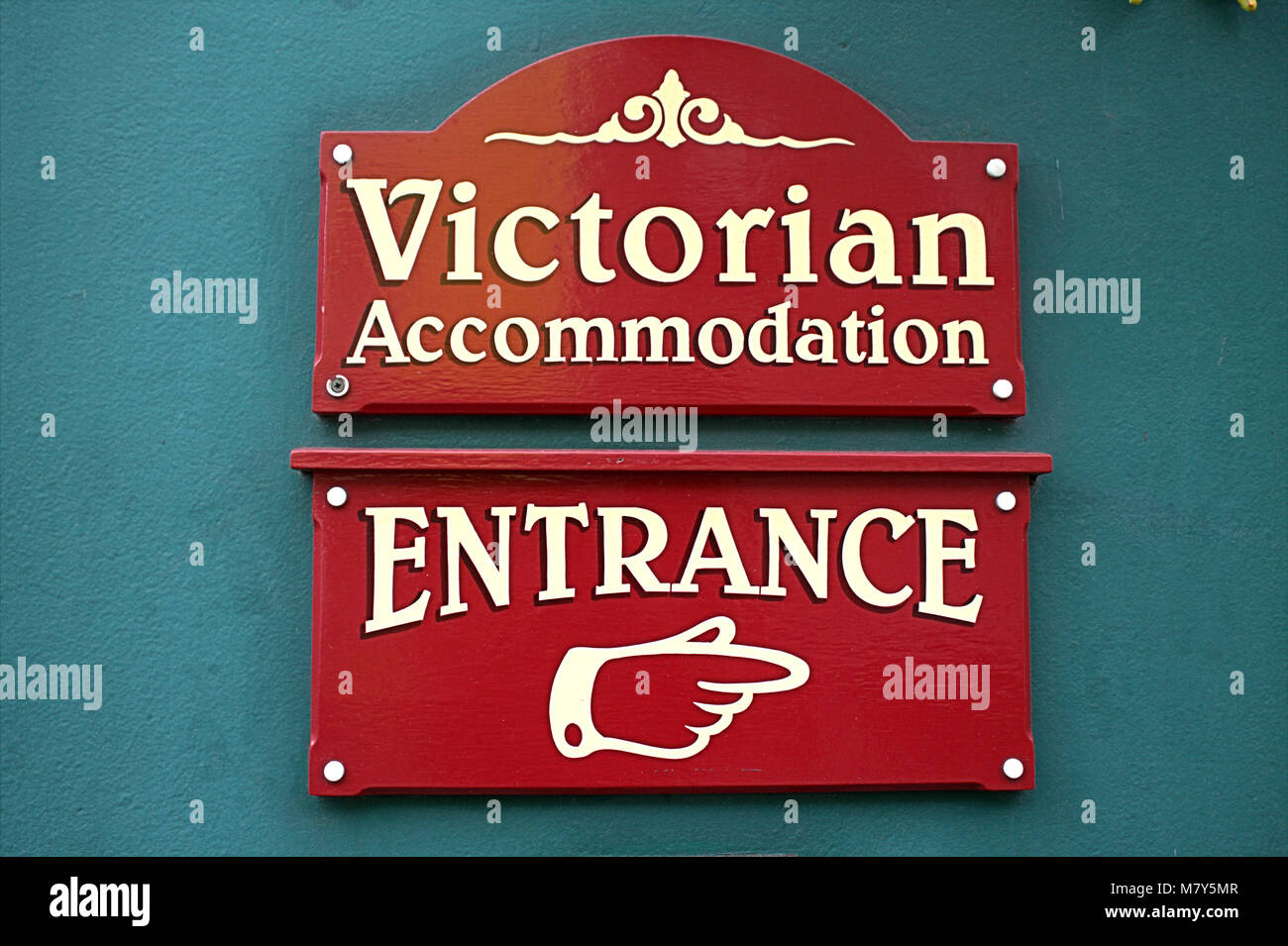 Segnali di ingresso su uno stile vittoriano bed and breakfast casa, skibbereen, West Cork, Irlanda Foto Stock