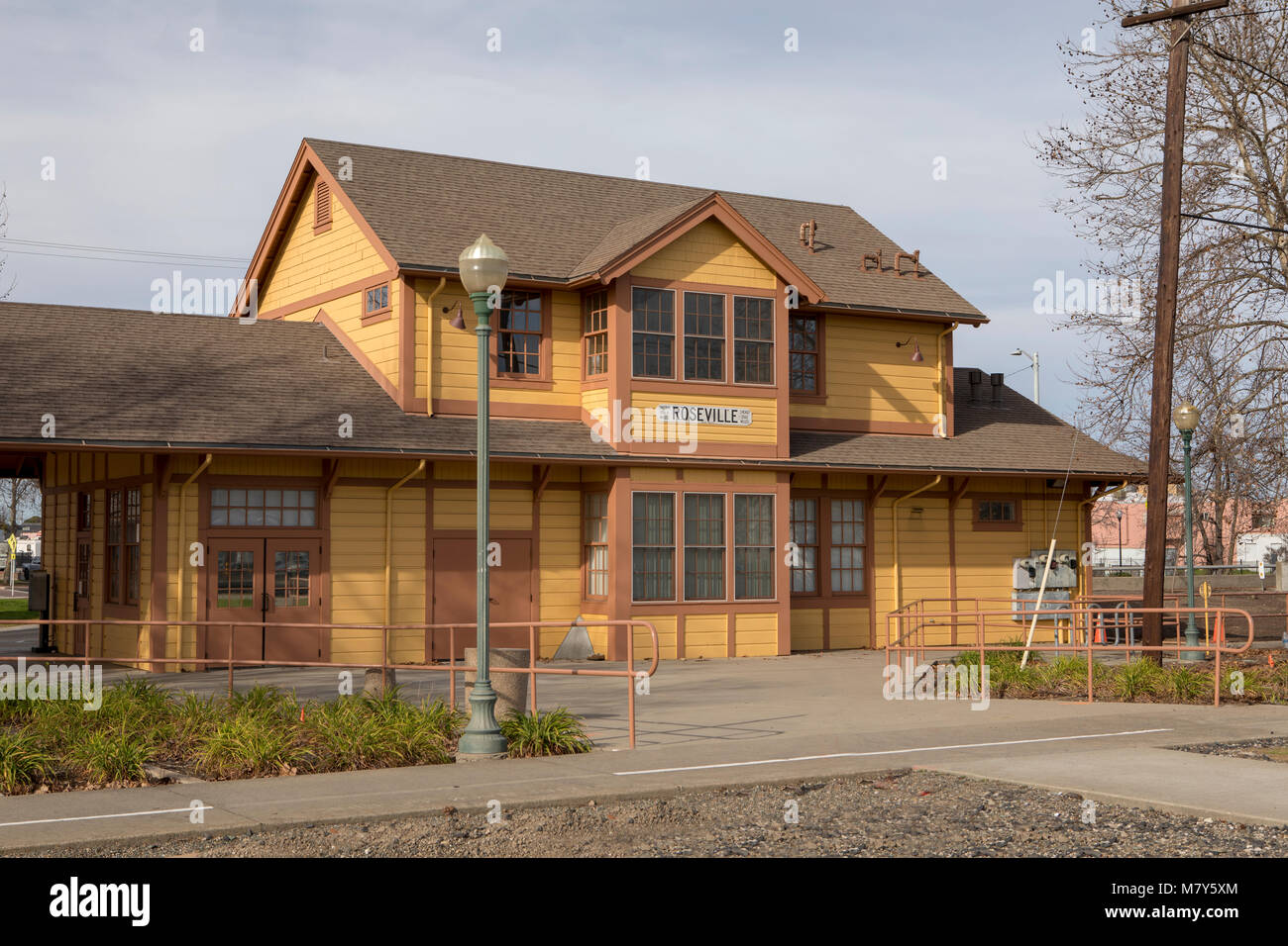 Storica stazione ferroviaria in Roseville California. Ordinato e pulito in legno edificio del patrimonio nella zona del centro citta'. Foto Stock