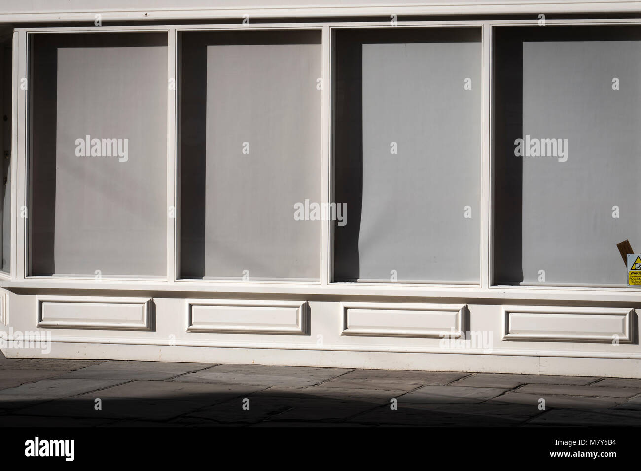 Negozio di vuoto persiane chiuse closed shop Foto Stock