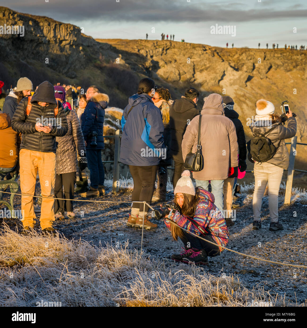 I turisti a scattare foto a Cascate Gullfoss, Islanda turisti fotografare a Gullfoss, Islanda Foto Stock