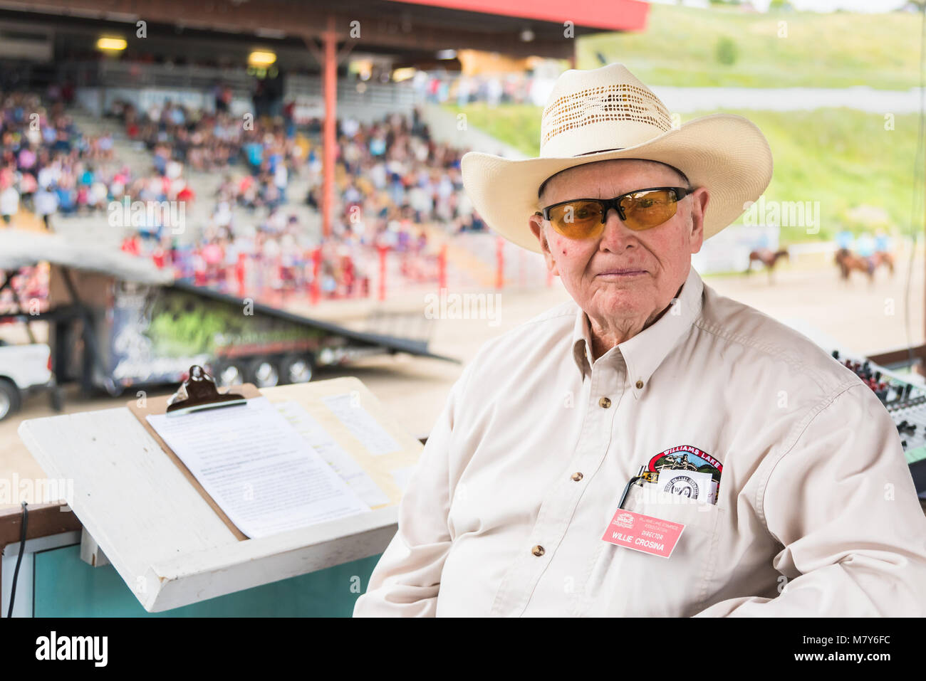 Willie Crosina, uno dei padri fondatori della British Columbia Rodeo Association (BCRA), nel suono stand al novantesimo Williams Lake Stampede Foto Stock