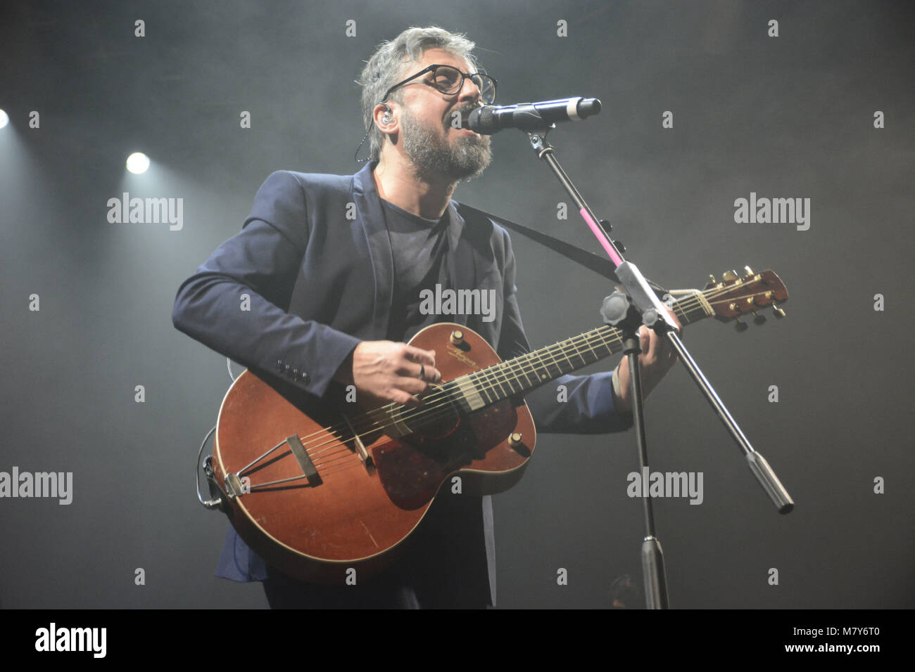 Napoli, Italia. 26 Febbraio, 2018. Il cantante italiano e song-writer Dario Brunori noto anche come Brunori sas esegue in scena al Teatro Augusteo a Napl. Foto Stock