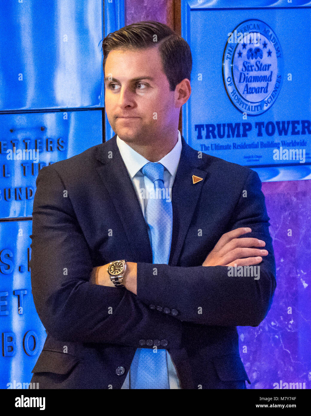 New York, Stati Uniti d'America, 13 Mar 2018. Il presidente statunitense Donald Trump's personal assistant John McEntee è visibile in questo file foto scattata a New York la Trump Tower il 11 gennaio, 2017. McEntee è stato spinto fuori della sua posizione e scortato dalla Casa Bianca il lunedì dopo il suo nulla osta di sicurezza è revocato. Foto di Enrique Shore Foto Stock