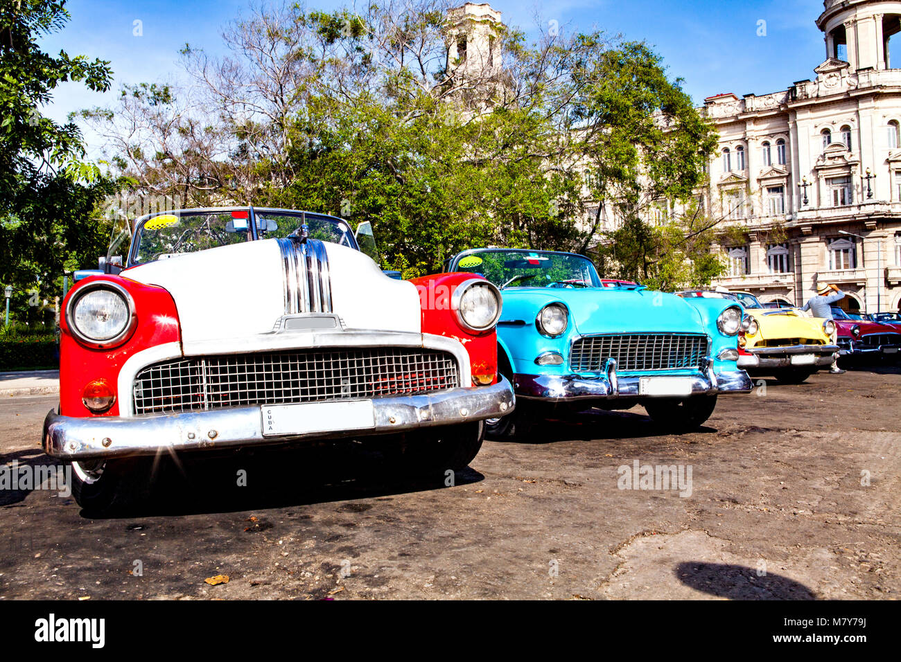 L'Avana, Cuba, Dicembre 12, 2016: gruppo di colorati vintage classiche auto parcheggiate in Avana Vecchia Foto Stock