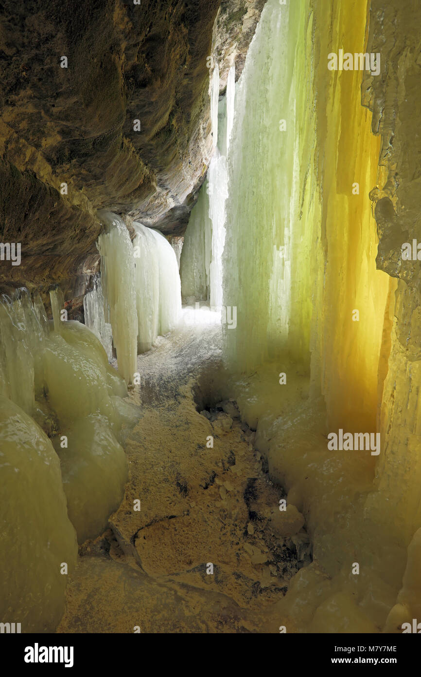 Eben le grotte di ghiaccio nella Penisola Superiore del Michigan. Versare su una sporgenza di roccia, come una cascata, creazione di ghiaccio modellato tende, nei pressi di Eben Junction Michigan. Foto Stock