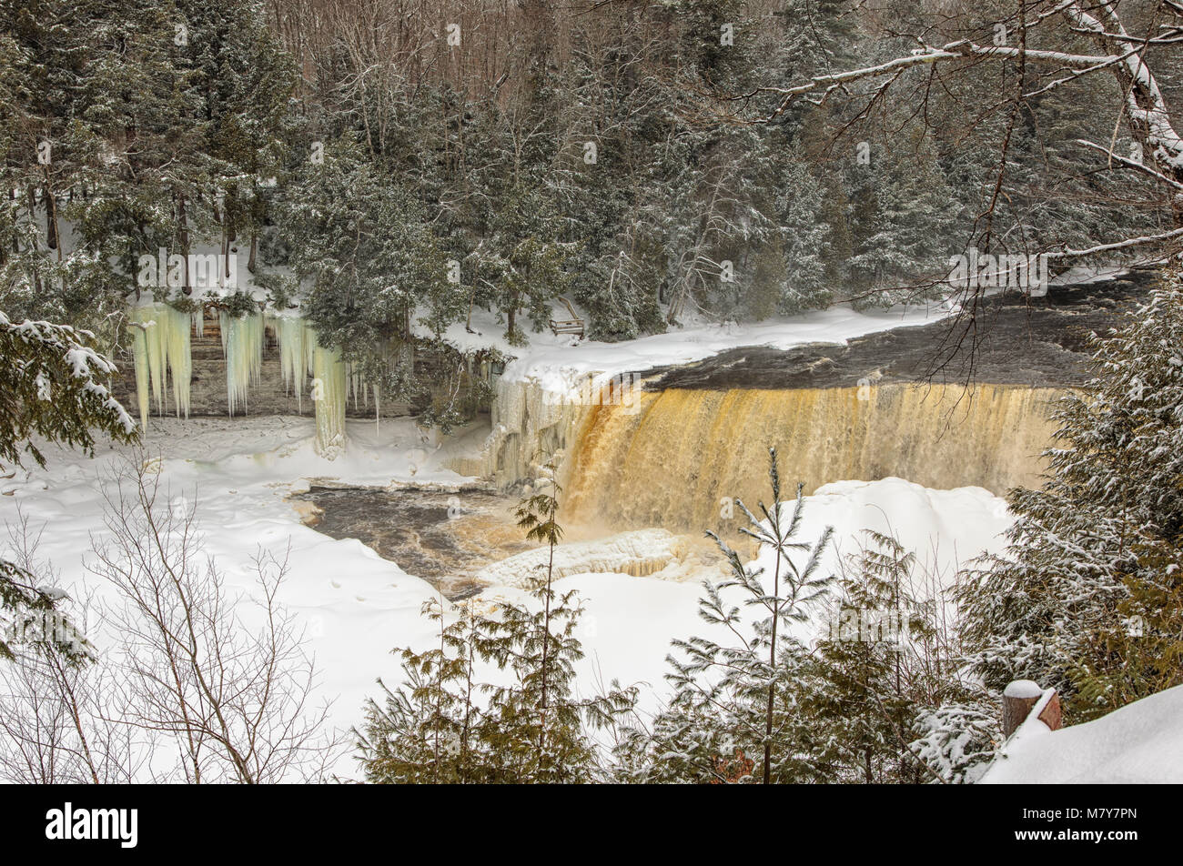 Un paradiso per gli sport invernali, circonda Tahquamenon Falls, una famosa cascata nella Penisola Superiore del Michigan. Foto Stock