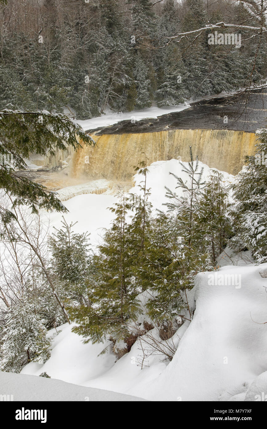 Un inverno da copertina circonda Tahquamenon Falls, una famosa cascata nella Penisola Superiore del Michigan. Foto Stock