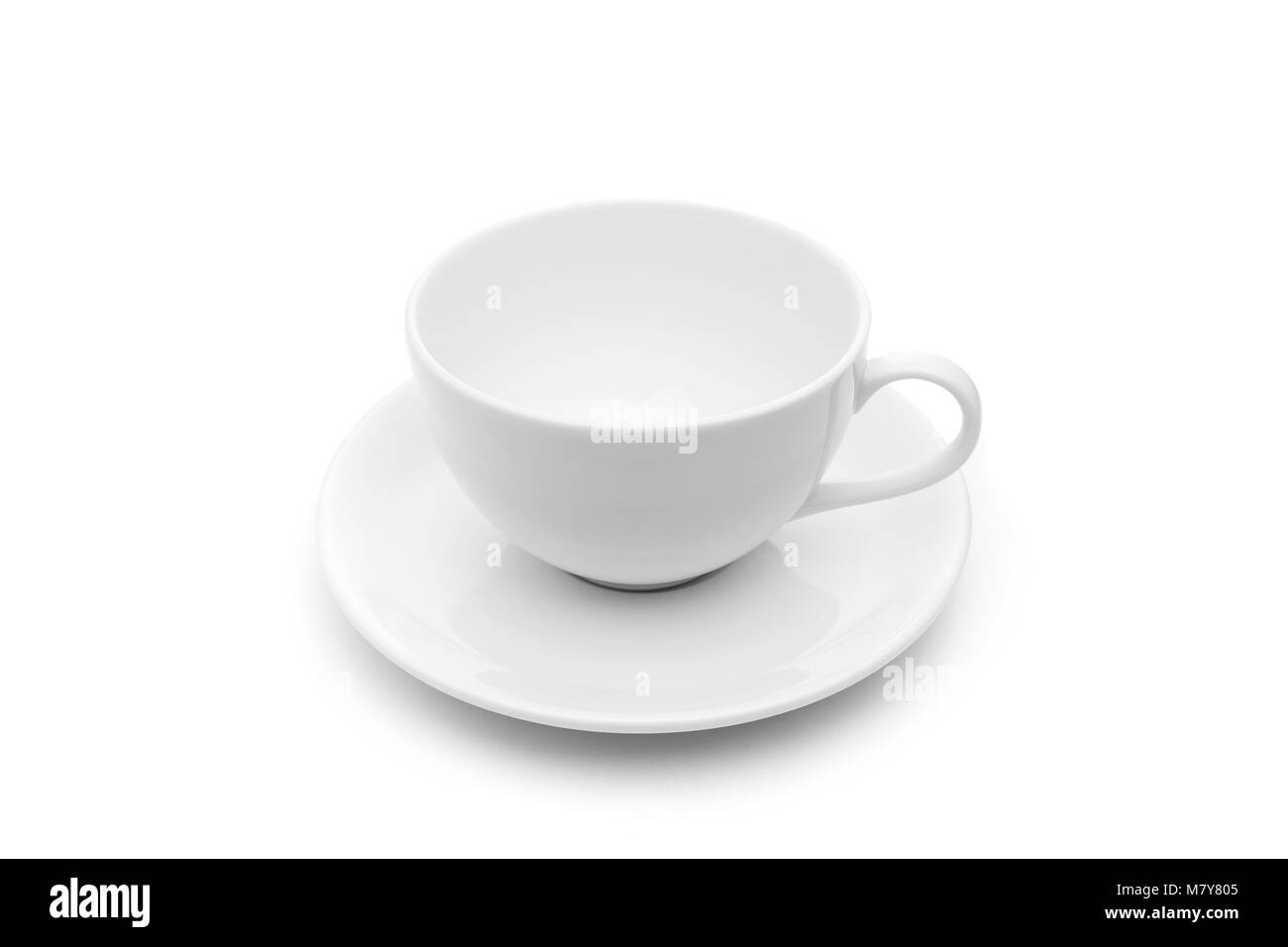 Bianco vuoto nuova tazza di caffè o una tazza di bevanda calda. Studio shot e isolato su sfondo bianco Foto Stock
