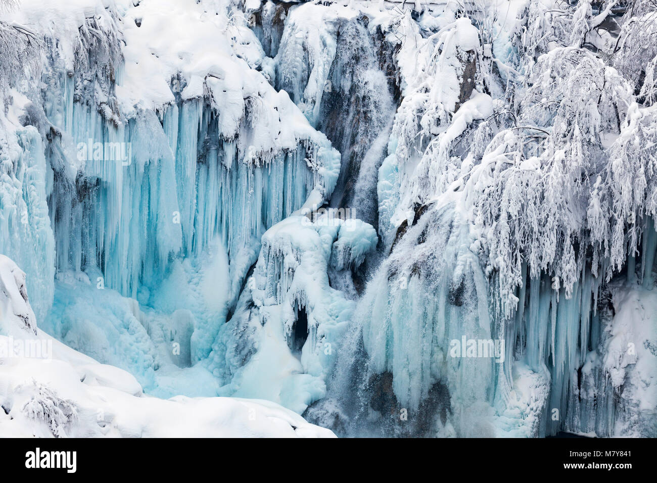 Cascate ghiacciate durante l'inverno nel Parco Nazionale di Plitvice,  Croazia Foto stock - Alamy