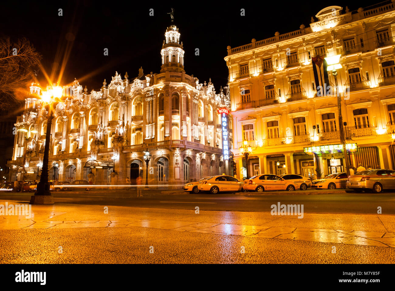 L'Avana, Cuba - Dicembre 13, 2016: vista notturna del Gran Teatro de La Habana (grande teatro di Havana) e il famoso hotel Inglaterra vicino al centr Foto Stock