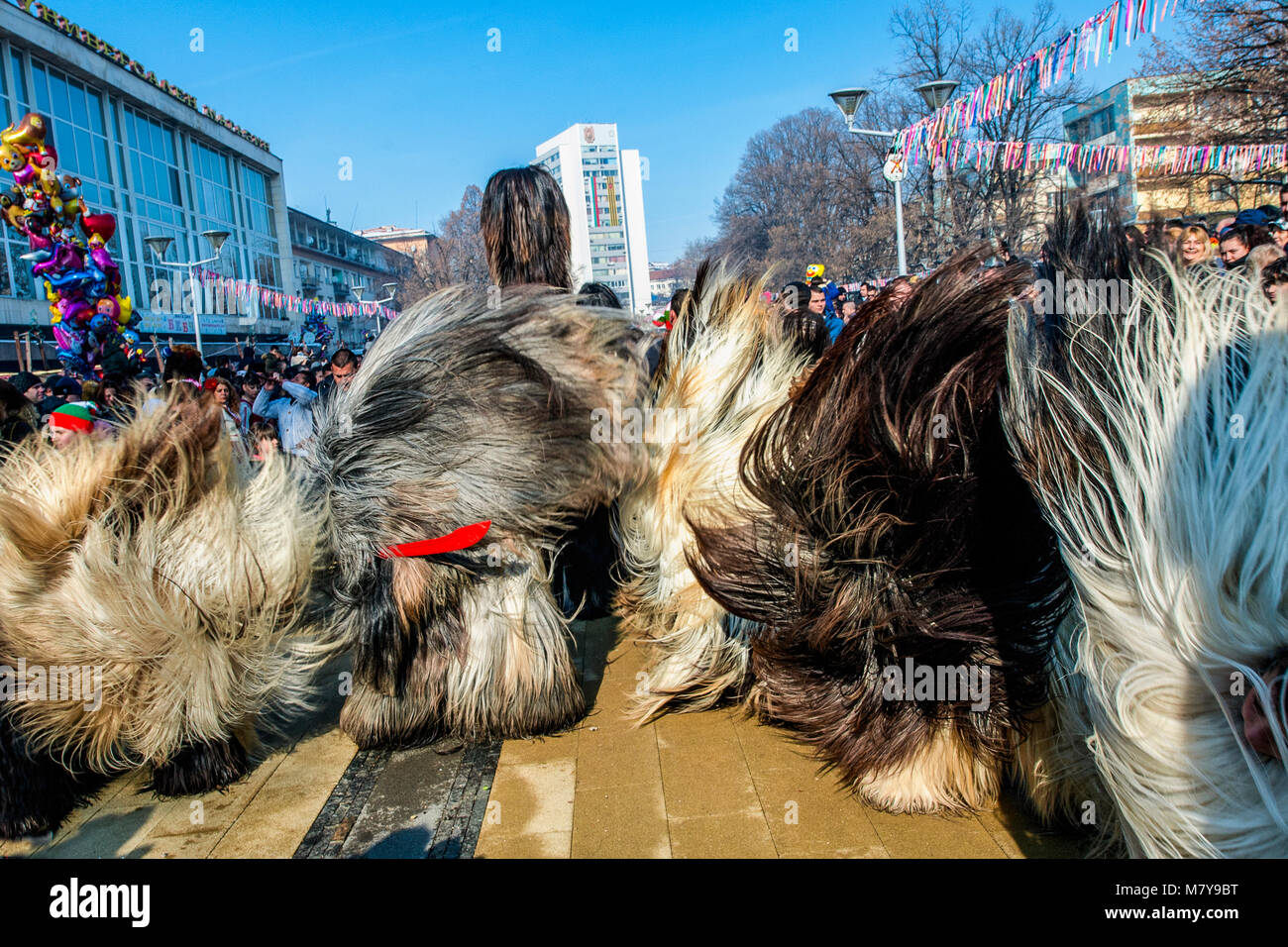 Highlights di Surva Festival di Pernik (vicino a Sofia, Bulgaria), il più importante sfilata di maschere dei Balcani, ispirata alla tradizione di kukeri, travestimenti che aveva lo scopo di spaventare gli spiriti maligni. Foto Stock