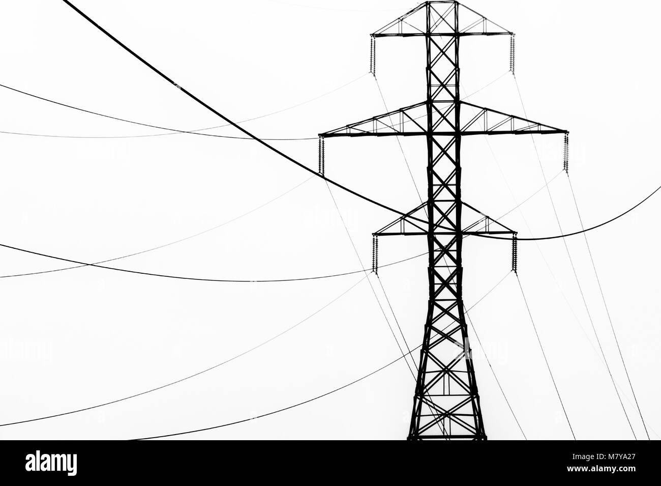 Tasto alto bianco e nero riassunto delle torri Powerline e la nebbia. Foto Stock