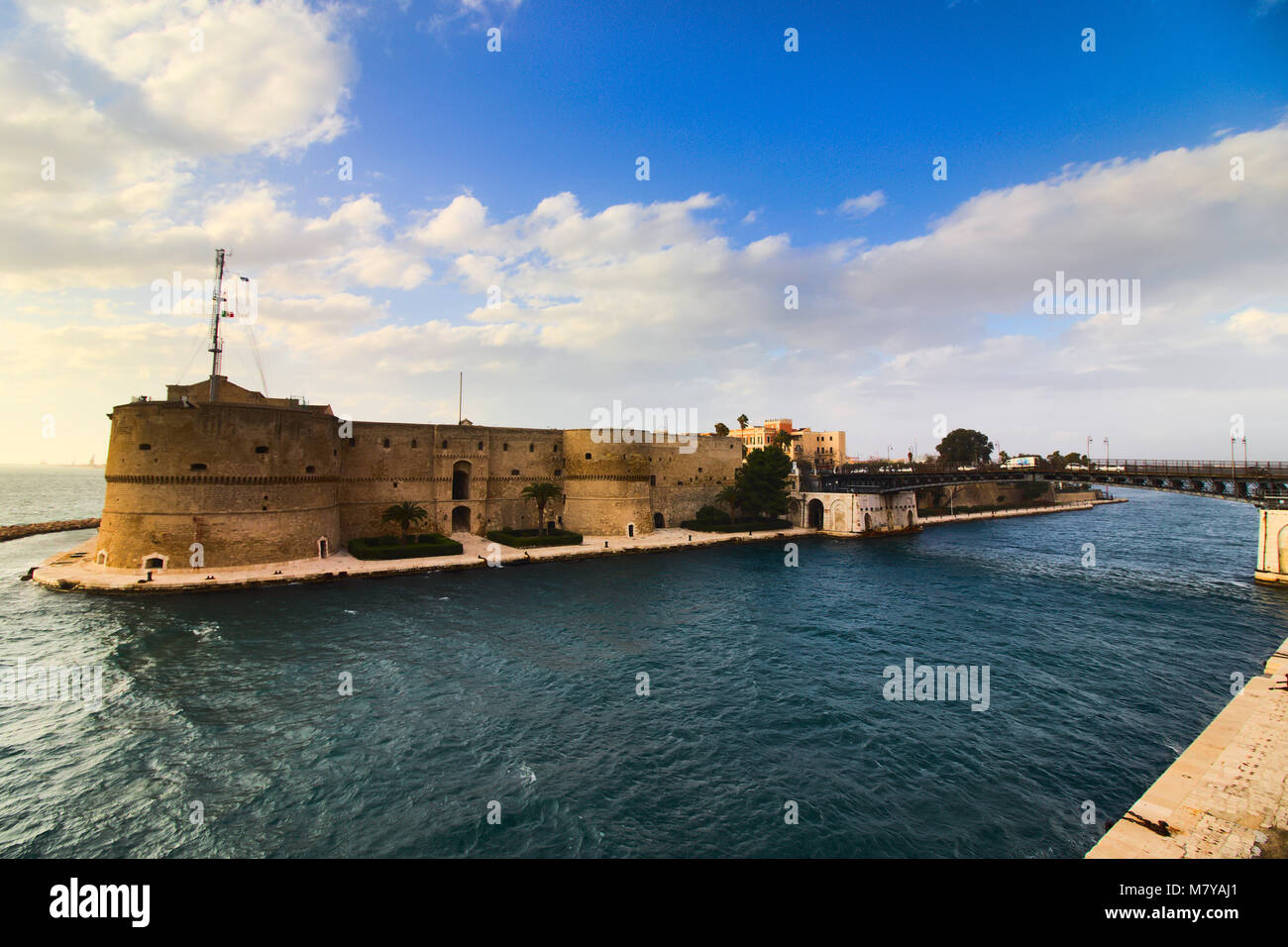 Taranto vecchio castello sul mare e canale di ponte girevole Foto Stock