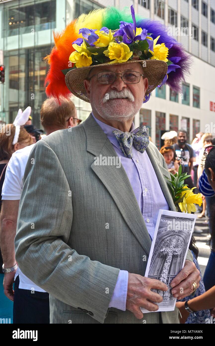 Uomo che indossa un cappello con fiori e piume in corrispondenza della  Quinta Avenue Easter Parade in New York City Foto stock - Alamy