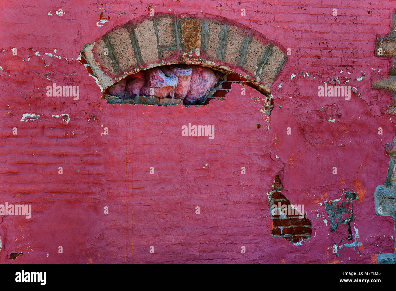 Immagine di sfondo di un esterno in mattoni che è stato trascurato. Foto Stock