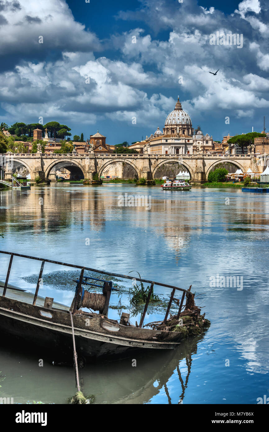 Schiffswrack am Tevere mit Blick auf Vatikanstaat Foto Stock