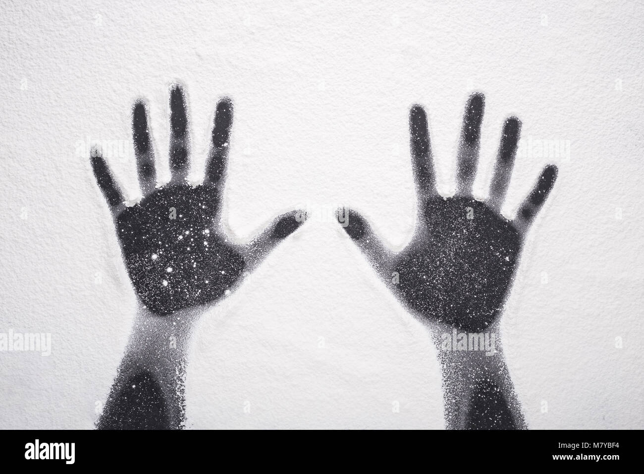 Vista superiore stampe a mano in farina o polvere di colore bianco su nero sfondo tabella Foto Stock