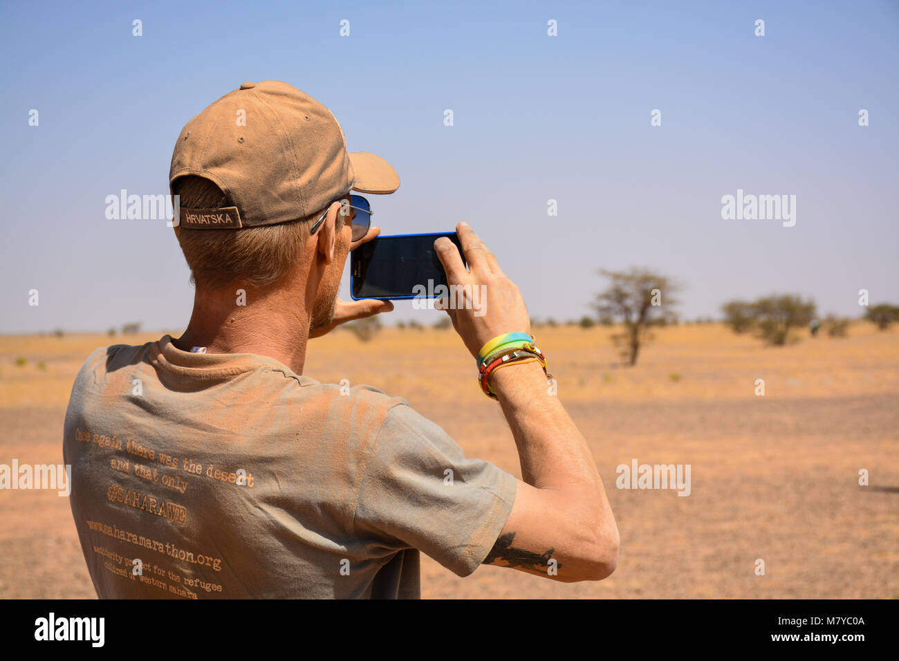 Sahara Explorer tiene una foto del Sahara Occidentale liberato territorio. Foto Stock