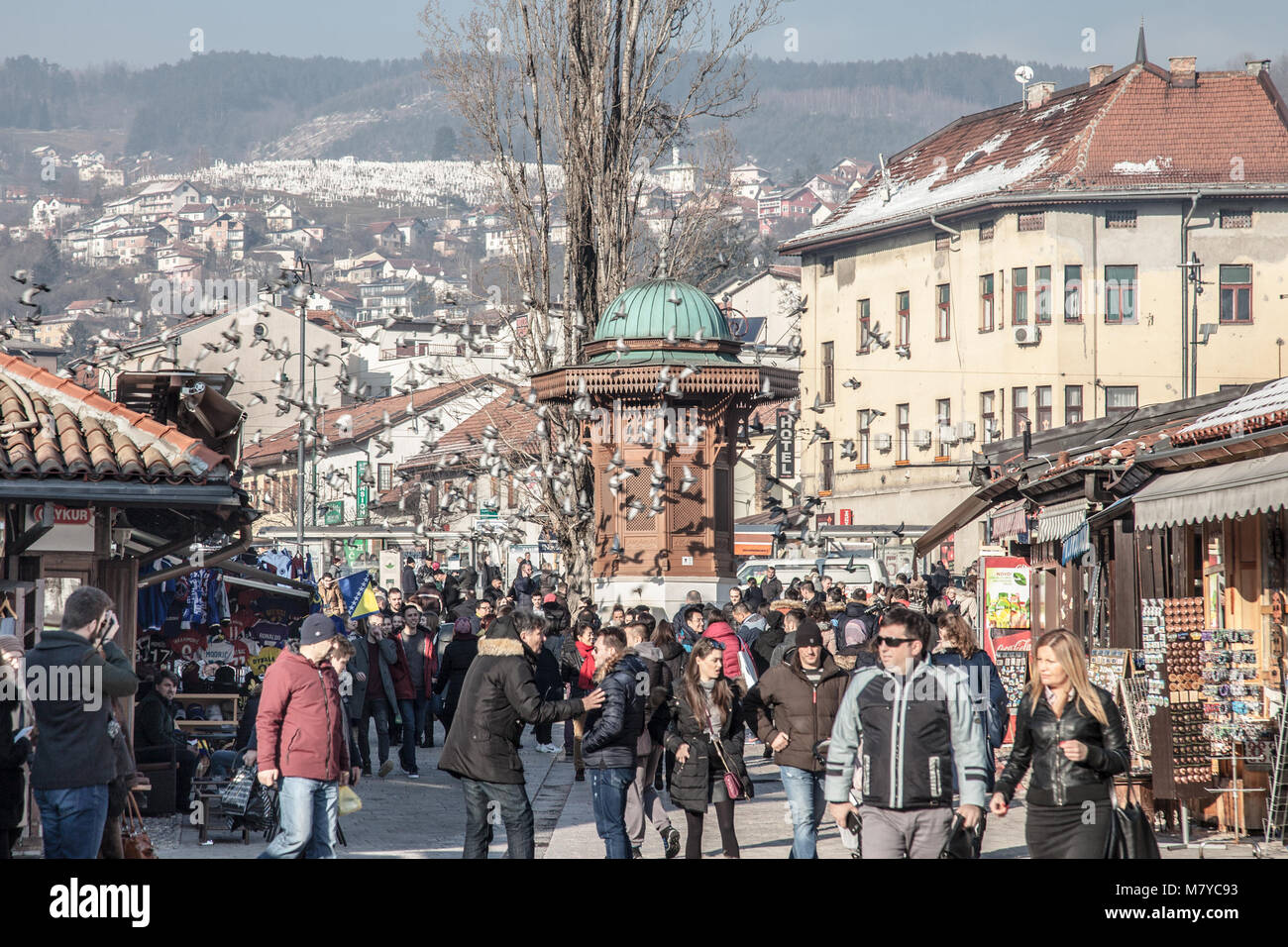SARAJEVO, BOSNIA ERZEGOVINA - 16 febbraio 2018: i piccioni volando sopra la piazza Bascarsija Sebilj fontana. Bascarsija è il simbolo di Sarajevo, Foto Stock