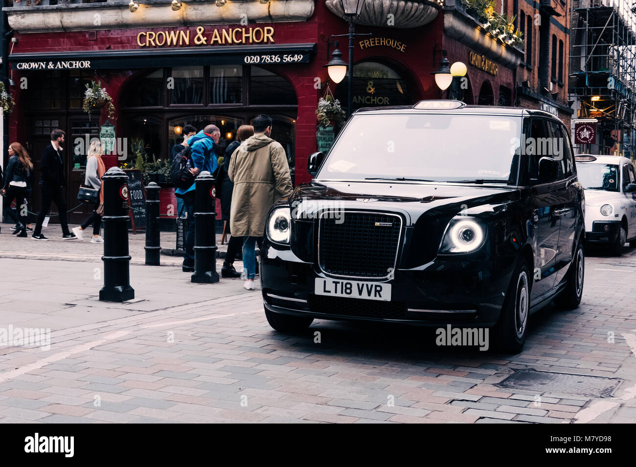 Nuovo LEVC elettrico TX London Black Cab su una strada di Covent Garden di Londra, Regno Unito. Primo taxi elettrico ha iniziato a funzionare a Londra nel gennaio 2018. Foto Stock