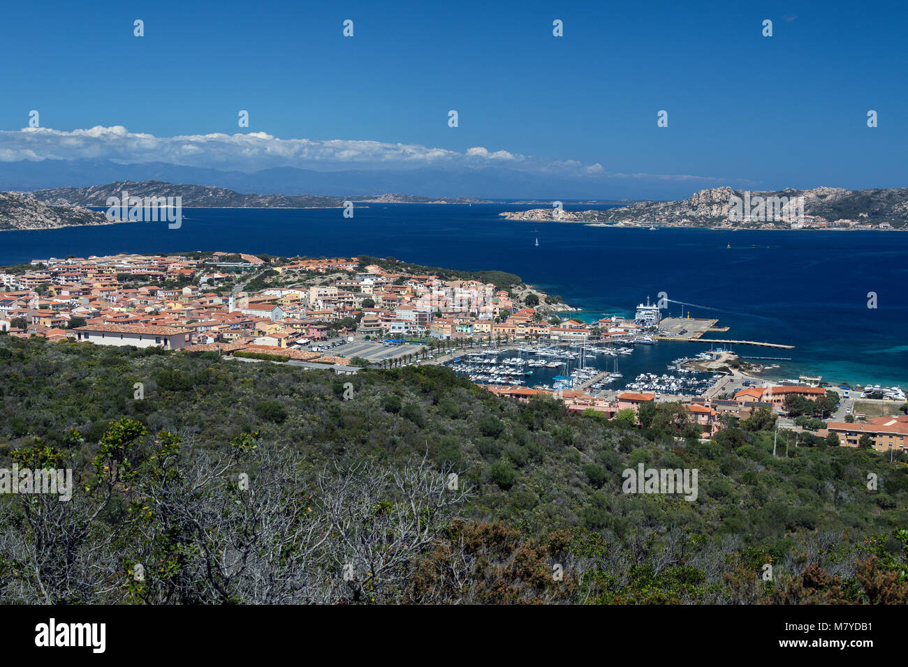 Palau in provincia di Sassari sulla costa nord-orientale della Sardegna, Italia. La montagna in lontananza sono sull'isola francese della Corsica. Foto Stock