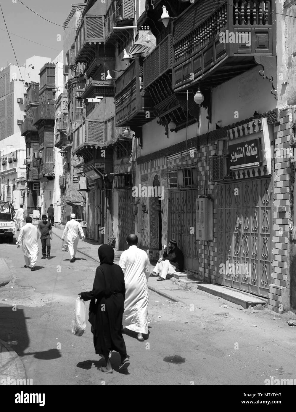 La vita di strada, architettura e sorprendete le vecchie case in legno con finestre a bovindo e mashrabya in Al Balad, Jeddah, Arabia Saudita Foto Stock