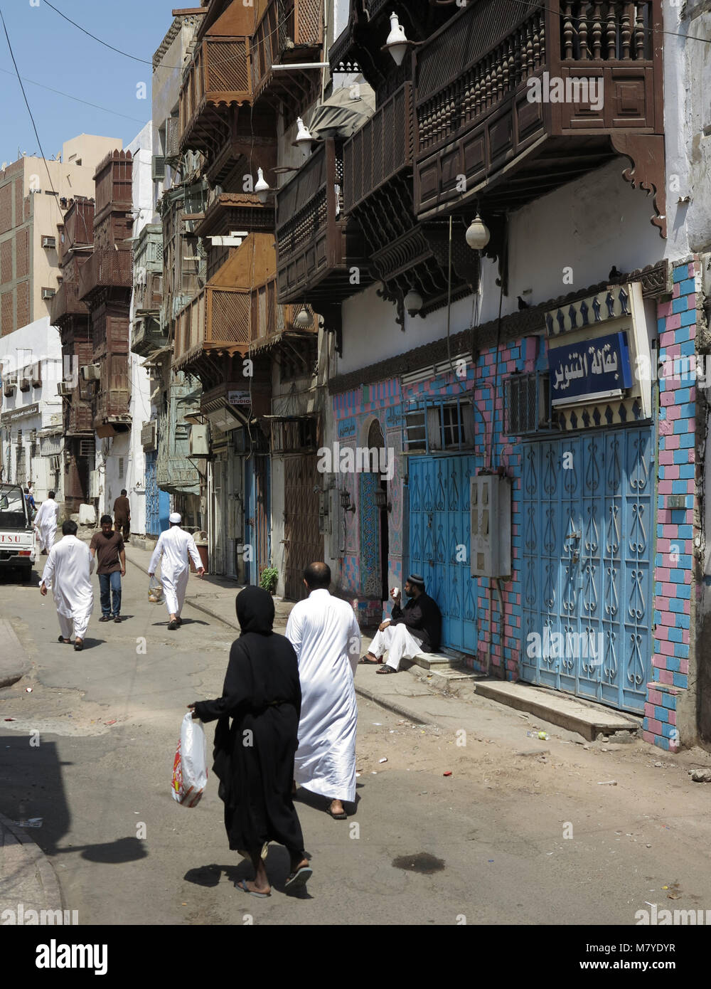 La vita di strada, architettura e sorprendete le vecchie case in legno con finestre a bovindo e mashrabya in Al Balad, Jeddah, Arabia Saudita Foto Stock