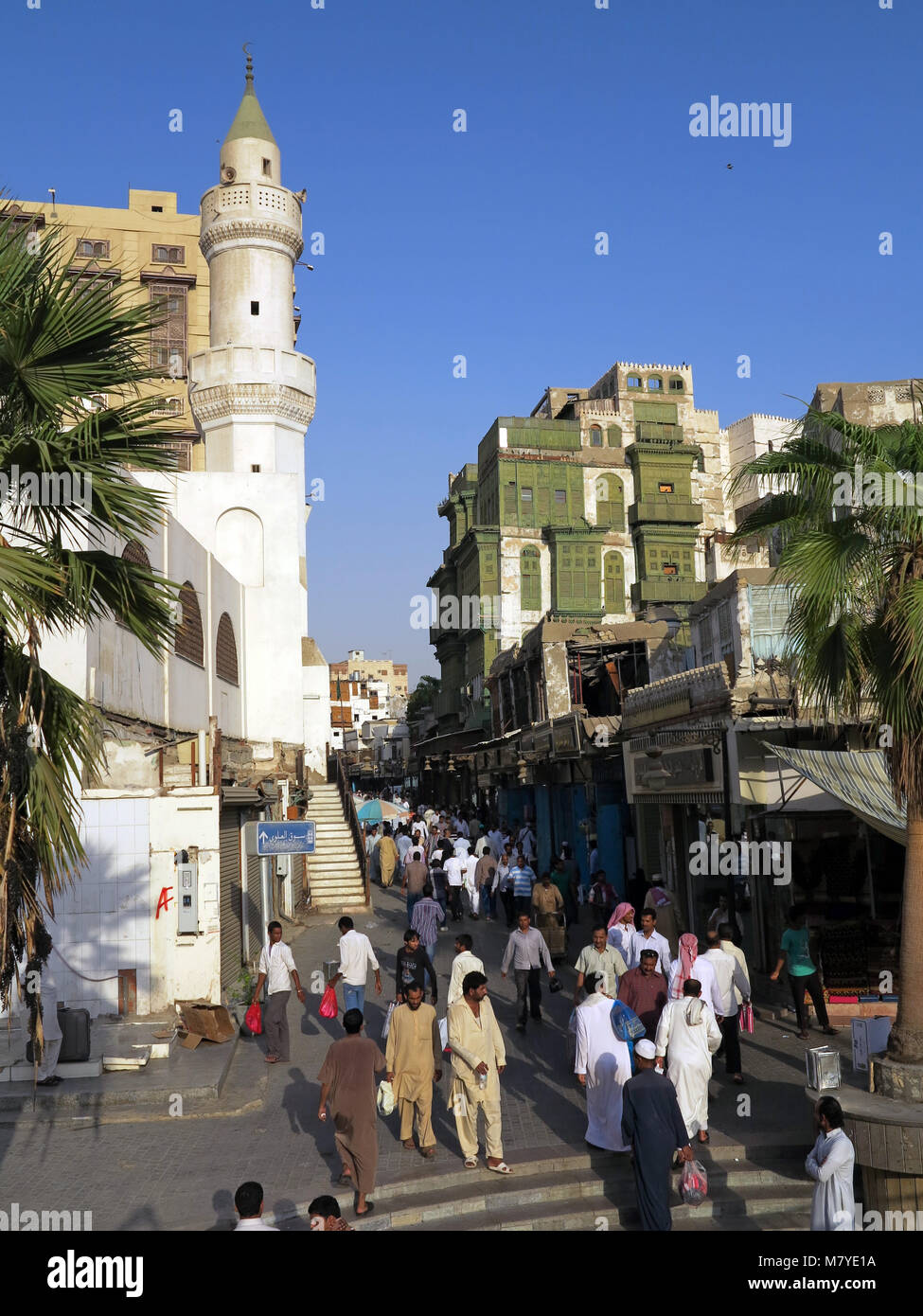 La vita di strada, architettura e sorprendete le vecchie case in legno con finestre a bovindo e mashrabya in Al Balad, Jeddah, Arabia Saudita Foto Stock