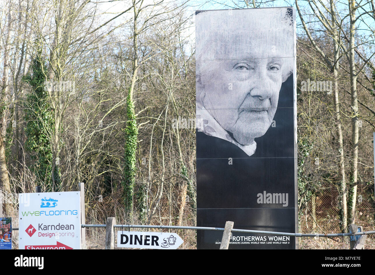 Rotherwas, Hereford, Regno Unito - memoriale al Rotherwas donne sul sito dell'ex Royal Ordnance Factory che ha riempito i serbatoi e le bombe. Foto Stock