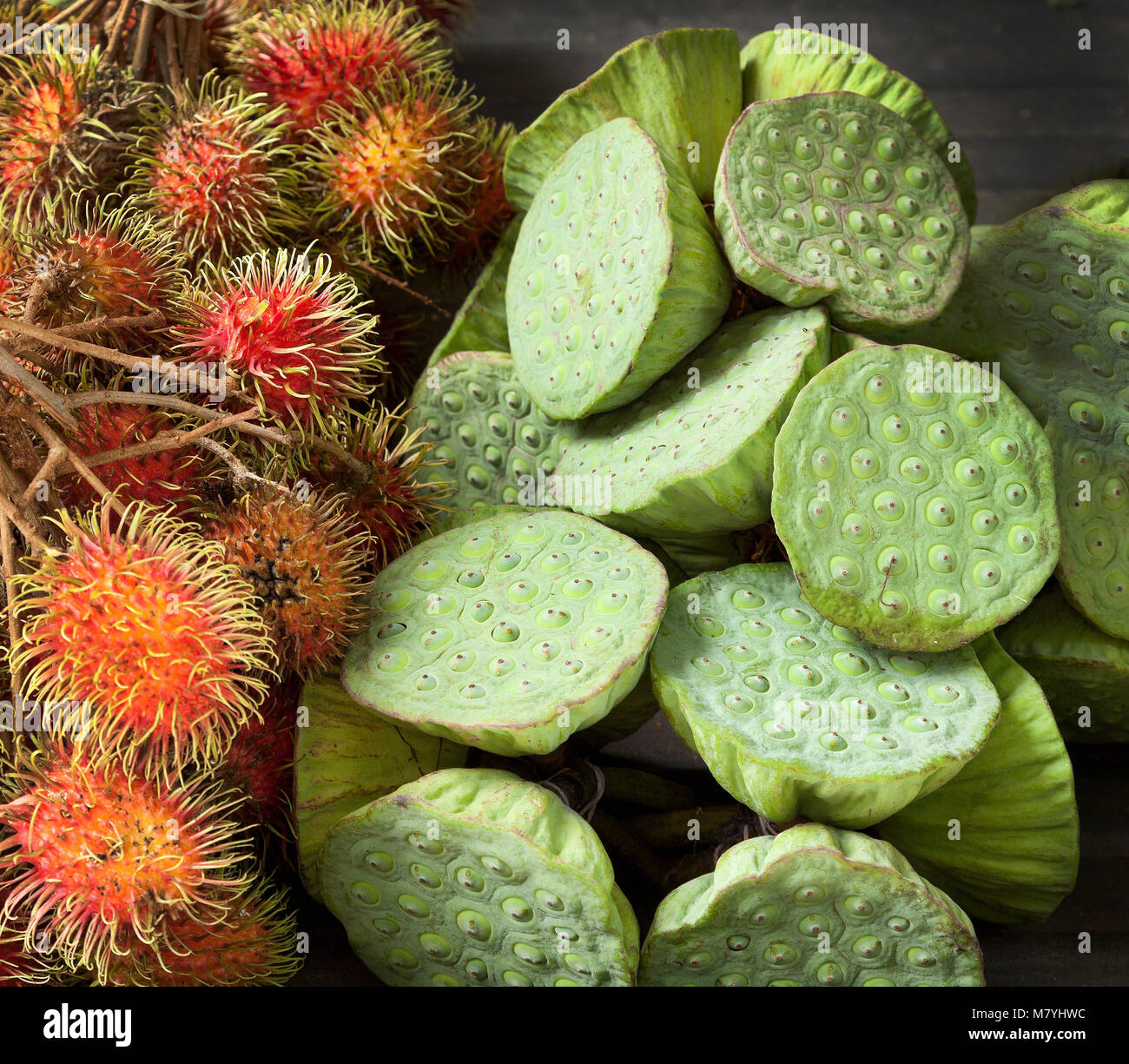 Rambutan frutta e fiore di loto teste di seme, in vendita in un mercato, Malaysia Foto Stock