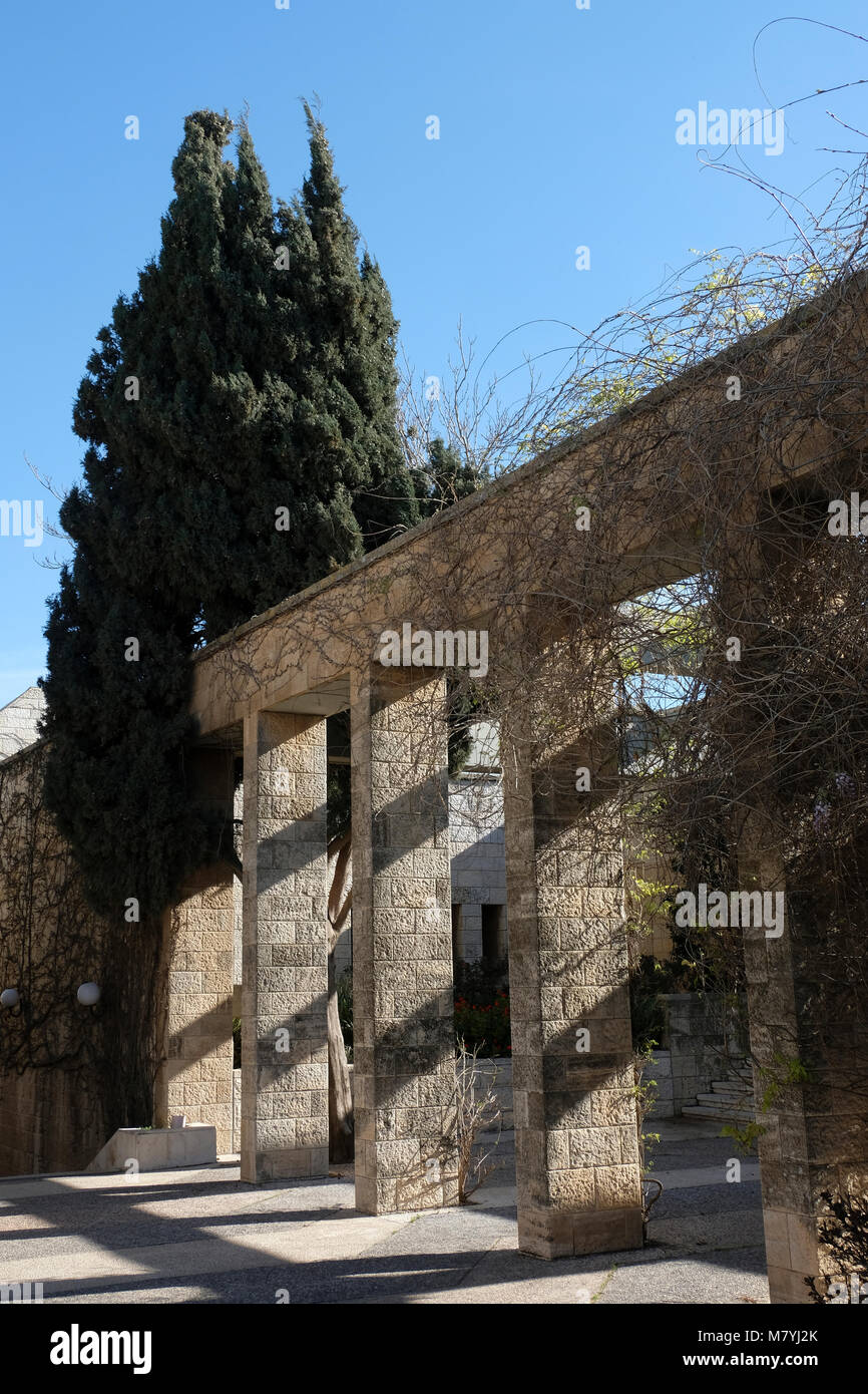 L edificio originale della Hebrew University di Gerusalemme che contiene il Carasso edificio di archeologia sul Monte Scopus di Gerusalemme in Israele Foto Stock